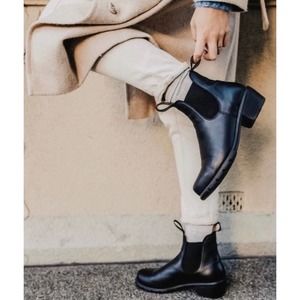 Blundstone Black Chelsea Leather Heeled Boot Size 6.5